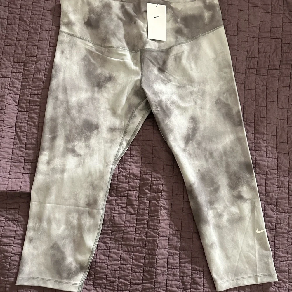 Nike cropped leggings new w/tags - Picture 1 of 4